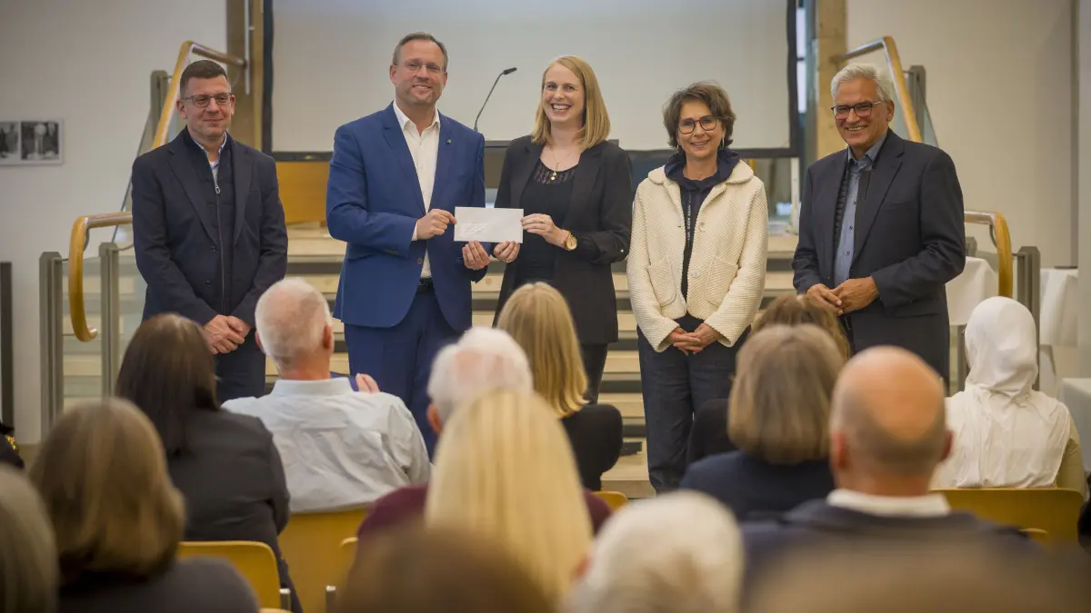 Ulmer Bürger Stiftung - 3. Förderkreis für intensivpflegebedürftige Kinder Ulm e. V. v.li. Florian Stickelmann (Conrad Keifl Stiftung) . OB Martin Ansbacher, Kathrin Wilderotter und Heike Seiler ( Förderkreis), Gunter Czisch CKS)