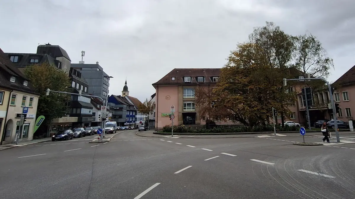 Das Finanzamt Crailsheim, eine Außenstelle des Finanzamts Schwäbisch Hall, zieht in den nächsten Jahren von der Schillerstraße an den Volksfestplatz. Damit wird ein städtebaulich wichtiges Grundstück frei. Über Erhalt oder Abriss des Gebäudes ist noch nicht entschieden.