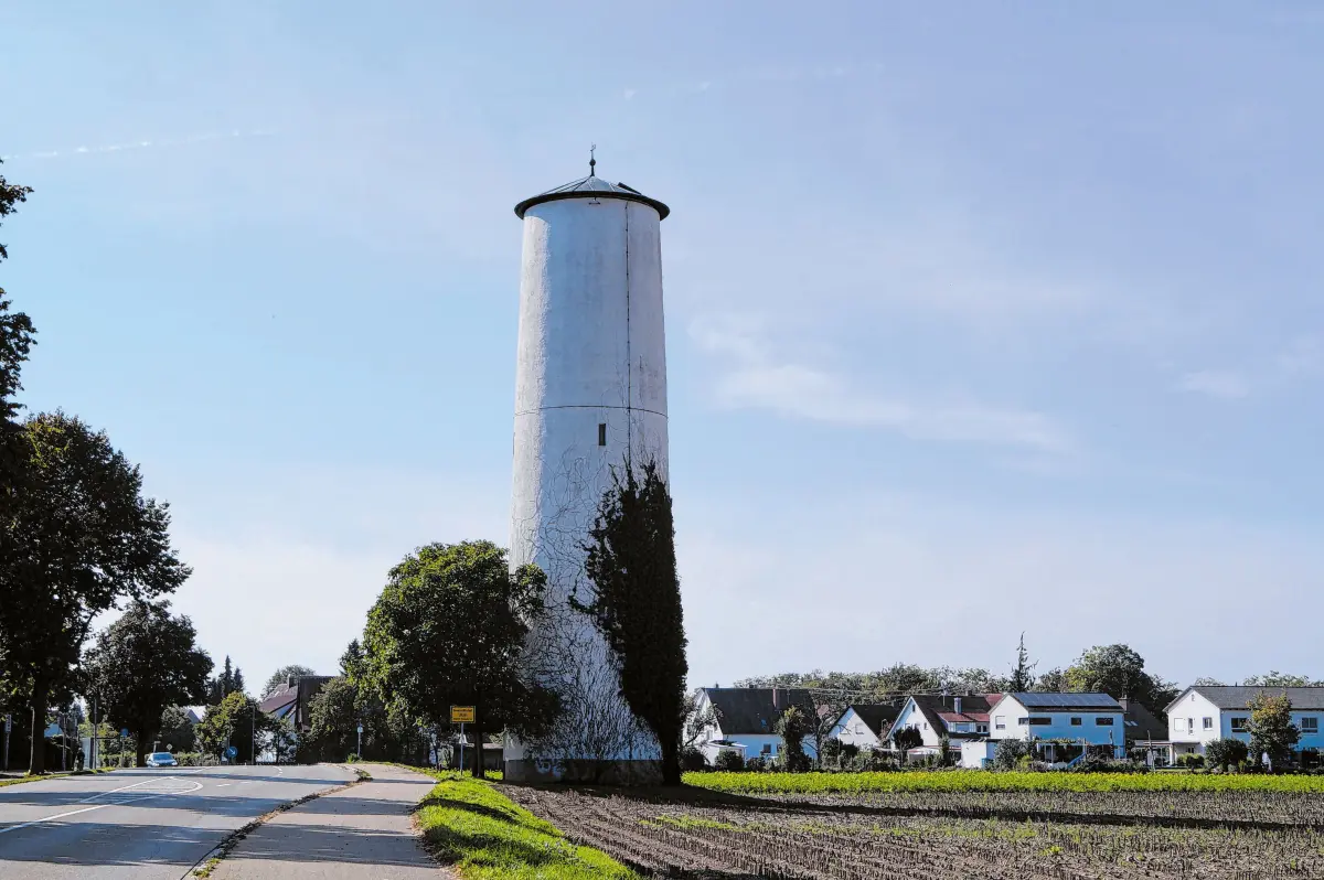Der markante Wasserturm von Donaustetten (Foto links) sowie das neue Rathaus von Unterweiler.⇥