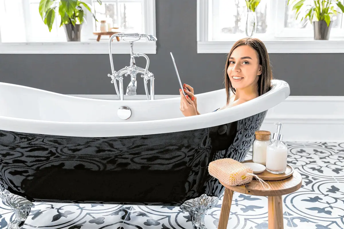 Fliesen in verspielter Jugendstil-Optik im Badezimmer (Bild) sind eine echte Augenweide. ⇥Foto: ©nazariykarkhut/123rf.com/GEV