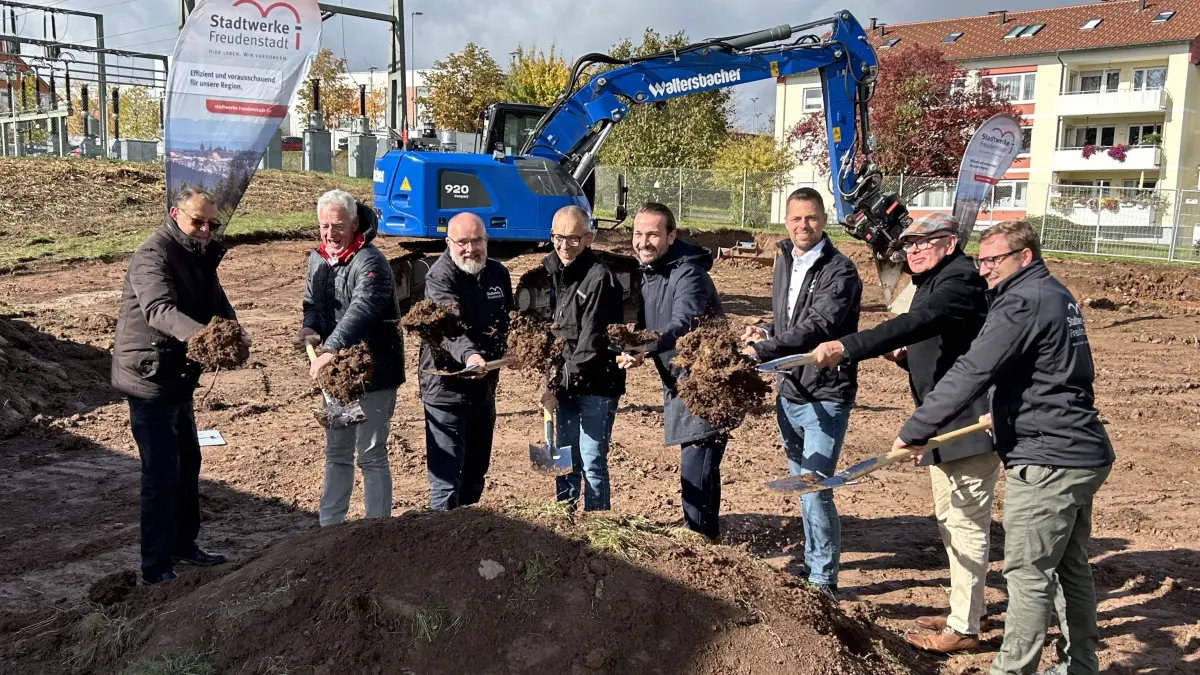 Beim Spatenstich für das neue Schalthaus (von links): Friedrich Wolf, Hermann John, Peter Günther, Thomas Henn, Adrian Sonder, Ruben Frey, Mathias Nikolay und Constantin Wuckert