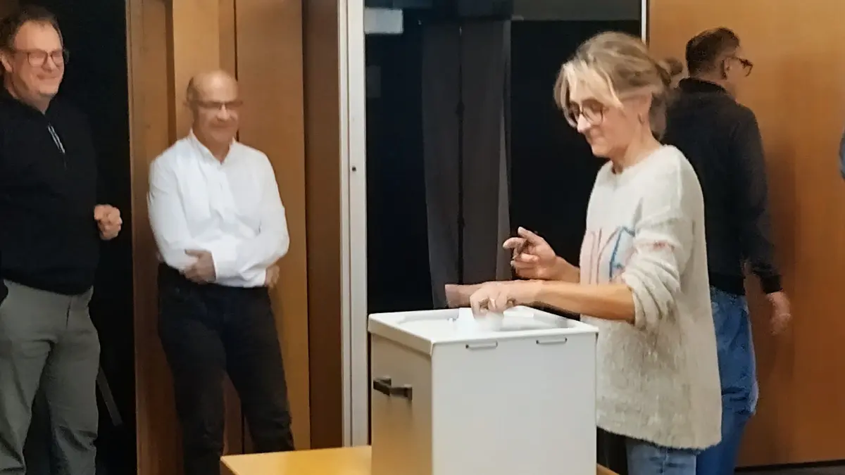 Gemeinderätin Nadine Reiband wirft ihren Zettel in die Wahlbox. Der Haigerlocher Gemeinderat stimmt geheim über die Abschaffung oder Beibehaltung der unechten Teilortswahl ab.