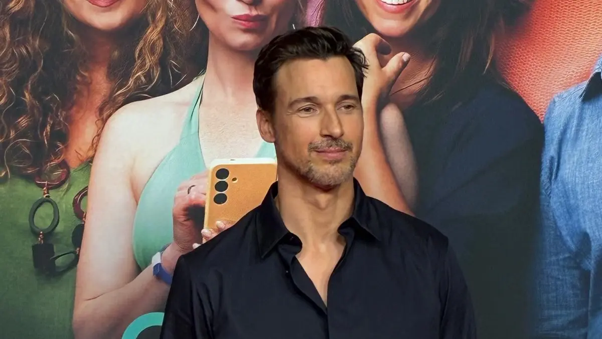 Florian David Fitz nahm sich bei der Berlinpremiere von „Der perfekte Urlaub“ Zeit für seine Fans und machte Selfies mit den wartenden Besuchern.