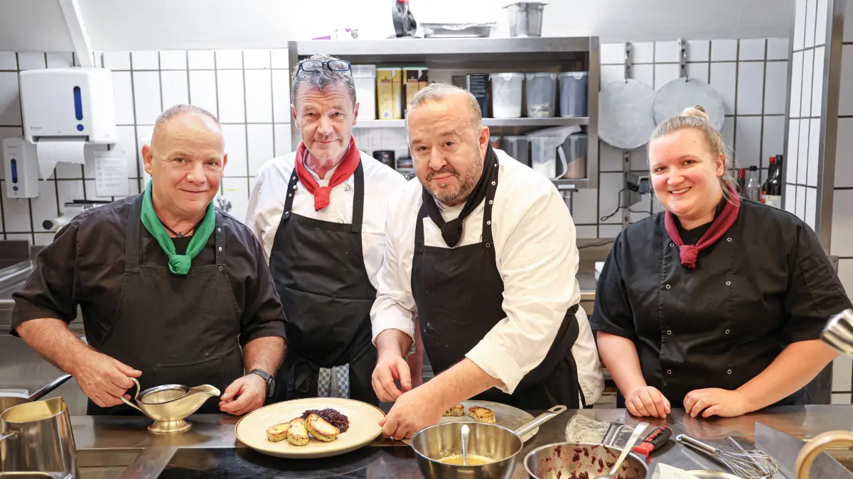 Uwe Rahm und Damir Hammel mit ihrem Küchen-Team.
