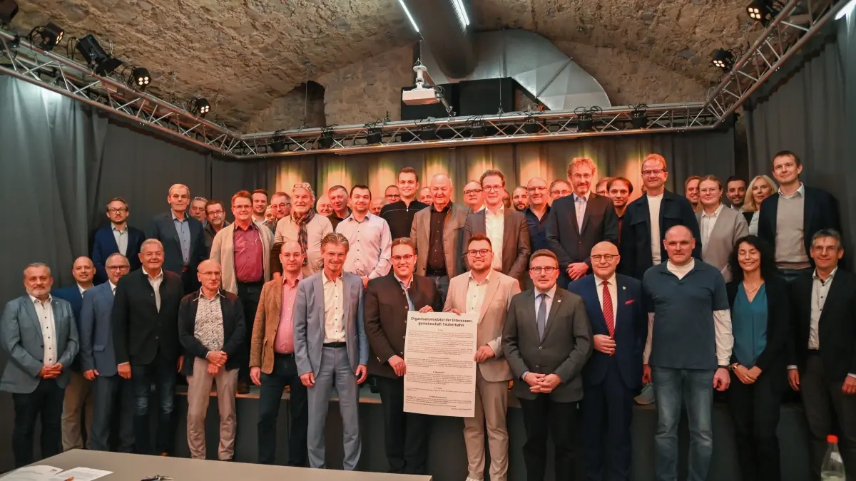 Ein historischer Moment? Jedenfalls haben die Gründer der Interessengemeinschaft Tauberbahn vorsichtshalber ein Erinnerungsfoto geschossen. Vorne mit dem verabschiedeten Organisationsstatut: die Sprecher Michael Dieterich (links) und Sebastian Mayer.