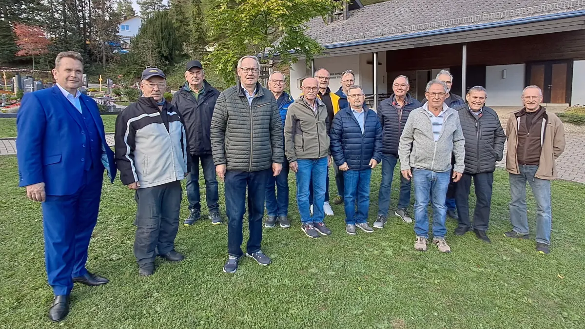 Die ehrenamtlichen Helfer aus Talheim sind stolz auf ihre erfolgreiche Sanierung des Friedhofs am Barbelberg. Für ihr Engagement bedankt sich Horbs Bürgermeister Ralph Zimmermann (links).