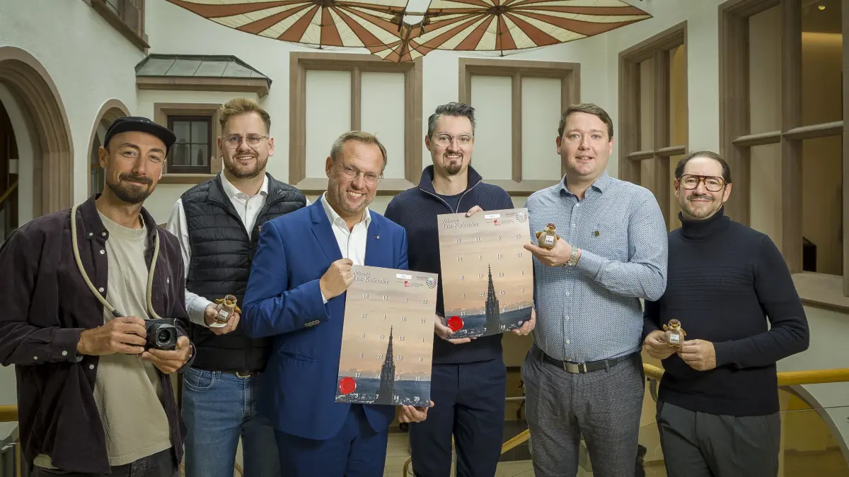 Übergabe Ulmer Adventsloskalender an OB im Rathaus