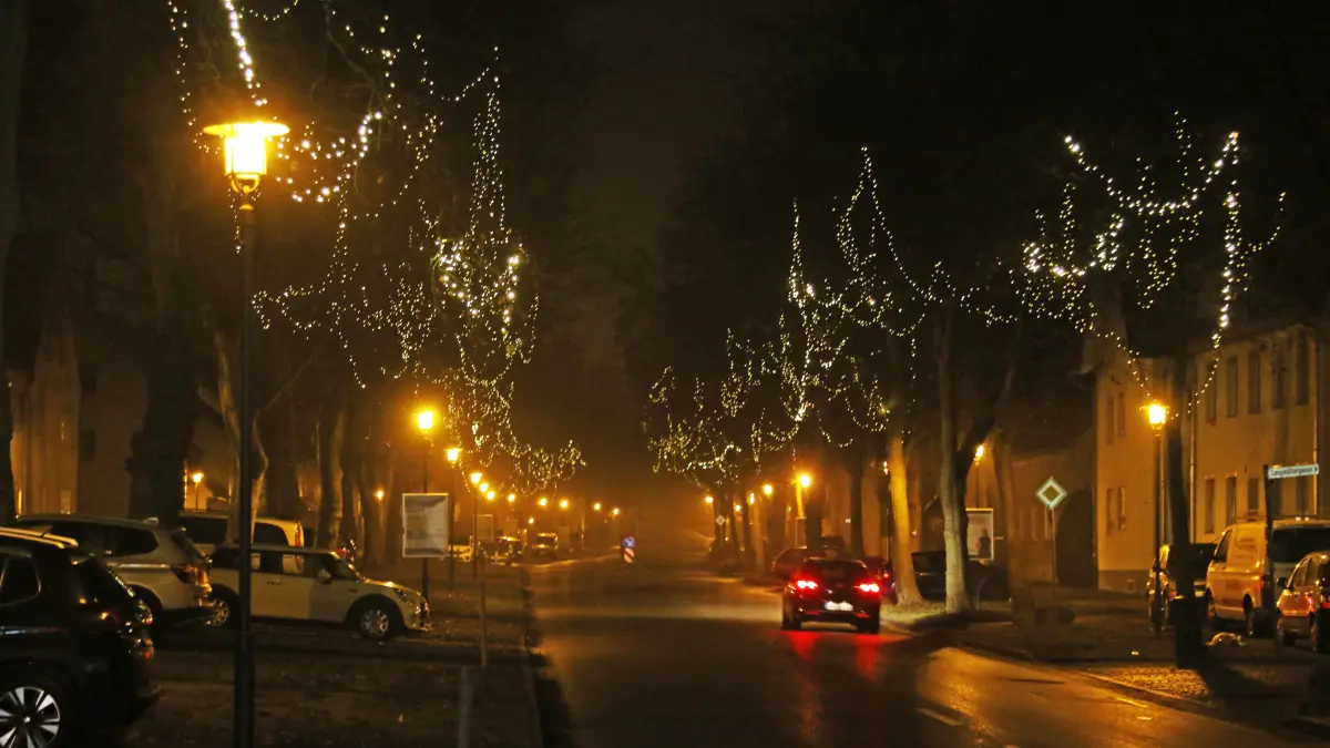 Hindenburgstraße Langenau Adventsstimmung mitten im Februar Weihnachtsbeleuchtung: Hindenburgstraße Langenau Adventsstimmung mitten im Februar Weihnachtsbeleuchtung