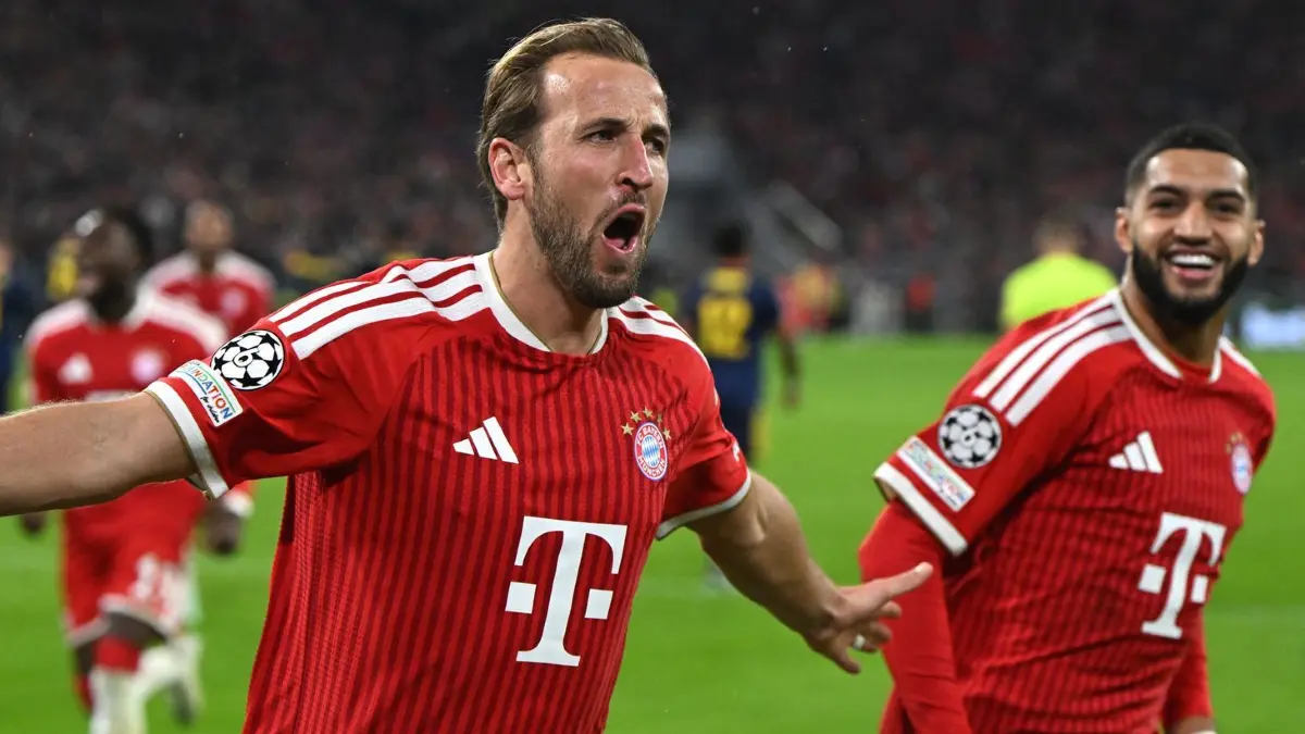 Bayern München - FC Arsenal: Fußball, Männer: Champions League, Vorrunde, 3. Spieltag, Bayern München - FC Arsenal. Harry Kane (l, Bayern München) jubelt über sein Tor zum 2:1. (zu dpa: «Kane, Yamal oder Mbappé - Wer verdient den Ballon d'Or?»)