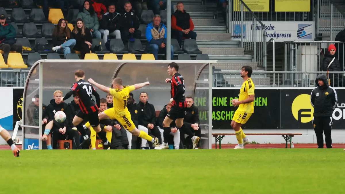 Der TSV Crailsheim (gelb) spielte zuletzt nach 2:0-Führung und 2:3-Rückstand gegen den SV Allmersbach 3:3.