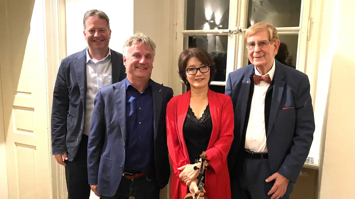 Die Akteure beim Jubiläums-Festakt für den Förderverein Villa Eugenia (von links): Hechingens Bürgermeister Philipp Hahn, Festredner und Gründungsvorsitzender Uwe Oster, Violinistin Ying Huang und Fördervereinschef Joachim Wien.