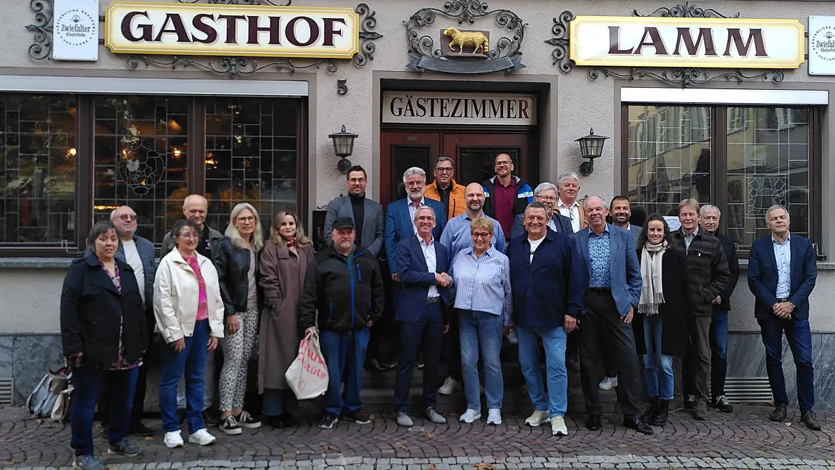 Die Stadt Sulz hat das Traditionsgasthaus "Lamm" am Marktplatz gekauft. Hinter der Entscheidung steht eine sehr große Mehrheit des Gemeinderats. Das Foto zeigt Bürgermeister Jens Keucher beim Handschlag mit der bisherigen Besitzerin Bärbel Lambacher (vorne, Mitte) sowie Vertreter der Verwaltungsspitze samt Stadträtinnen und Stadträten.