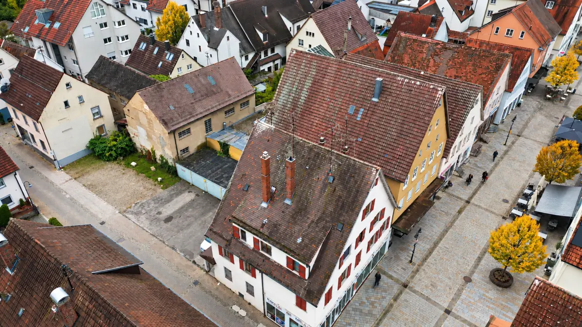 Blick auf das Romer-Areal an der Ecke Hauptstraße (rechts) und Gymnasiumstraße. Die drei vorderen Gebäude an der Hauptstraße gehören zu den Häusern, die abgerissen werden sollen. Sie gehören der Stadt.