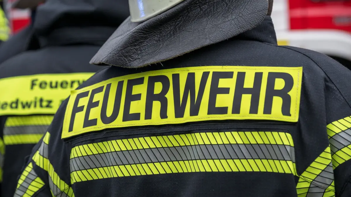 Feuerwehr: ARCHIV - 09.11.2023, Bayern, Redwitz An Der Rodach: Eine Einsatzkraft der Feuerwehr. (zu dpa: «Leiche nach Brand in Haus am Ammersee gefunden») Foto: Daniel Vogl/dpa +++ dpa-Bildfunk +++
