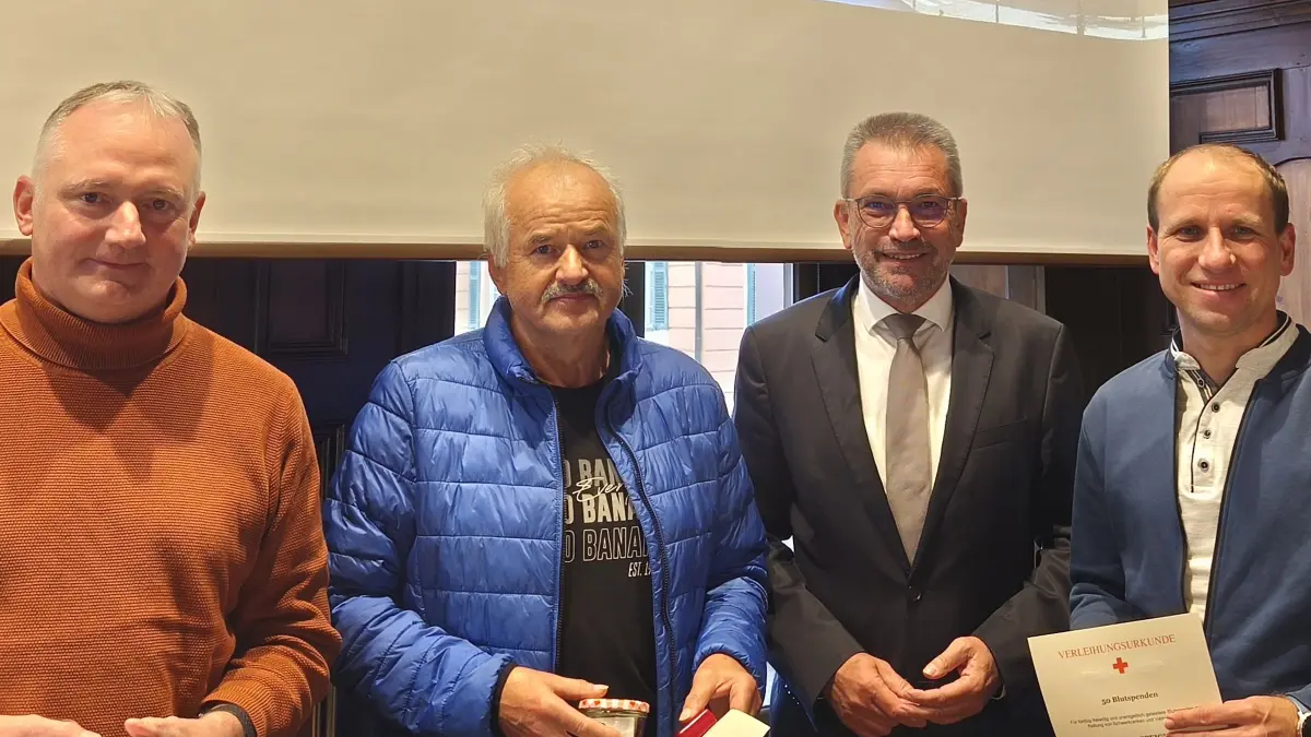 Geehrt für praktizierte Nächstenliebe: Oberbürgermeister Baumann mit den Robert Rech, Paul Braun und Markus Speigel (von links).