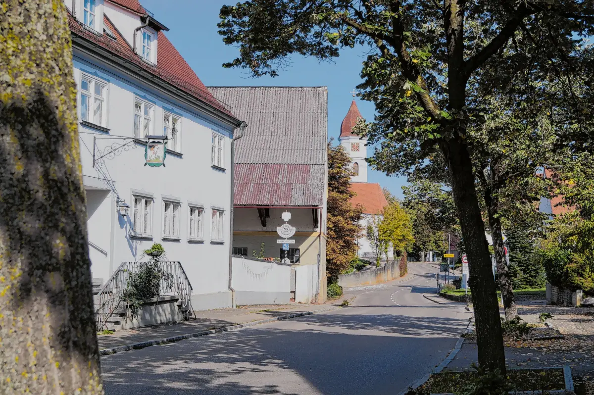 Gögglinger Ortsdurchfahrt mit Blick auf die Kirche und das historische Gasthaus Ritter.⇥Fotos: Petra Starzmann