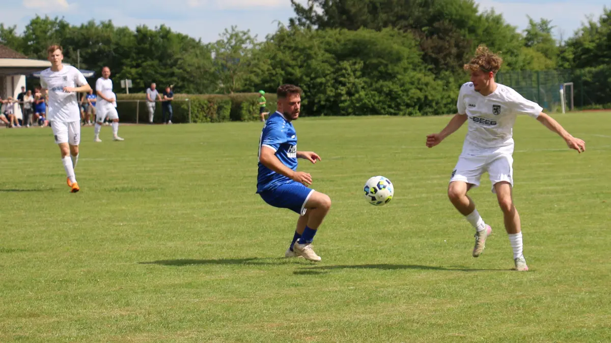Elias Maaß (rechts) – hier im Spiel in der vergangenen Saison beim TSV Blaufelden – hat für die TSG Kirchberg in dieser Runde schon sechs Tore erzielt. Damit findet er sich auf Platz 9 der Torjägerliste in der Kreisliga B7 Rems/Murr/Hall.