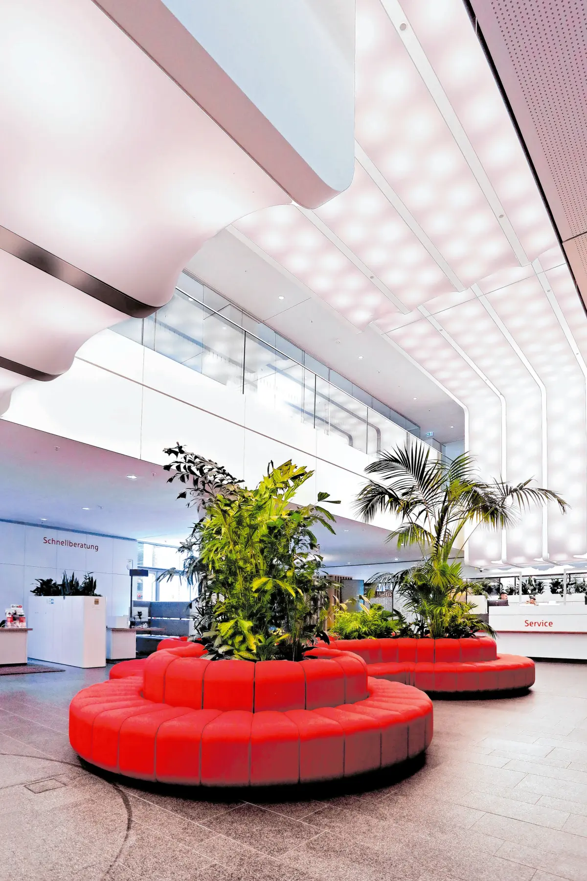 Der zentrale Wartebereich der Kreissparkasse Göppingen mit der markanten roten Couch. ⇥⇥Fotos: Kreissparkasse Göppingen