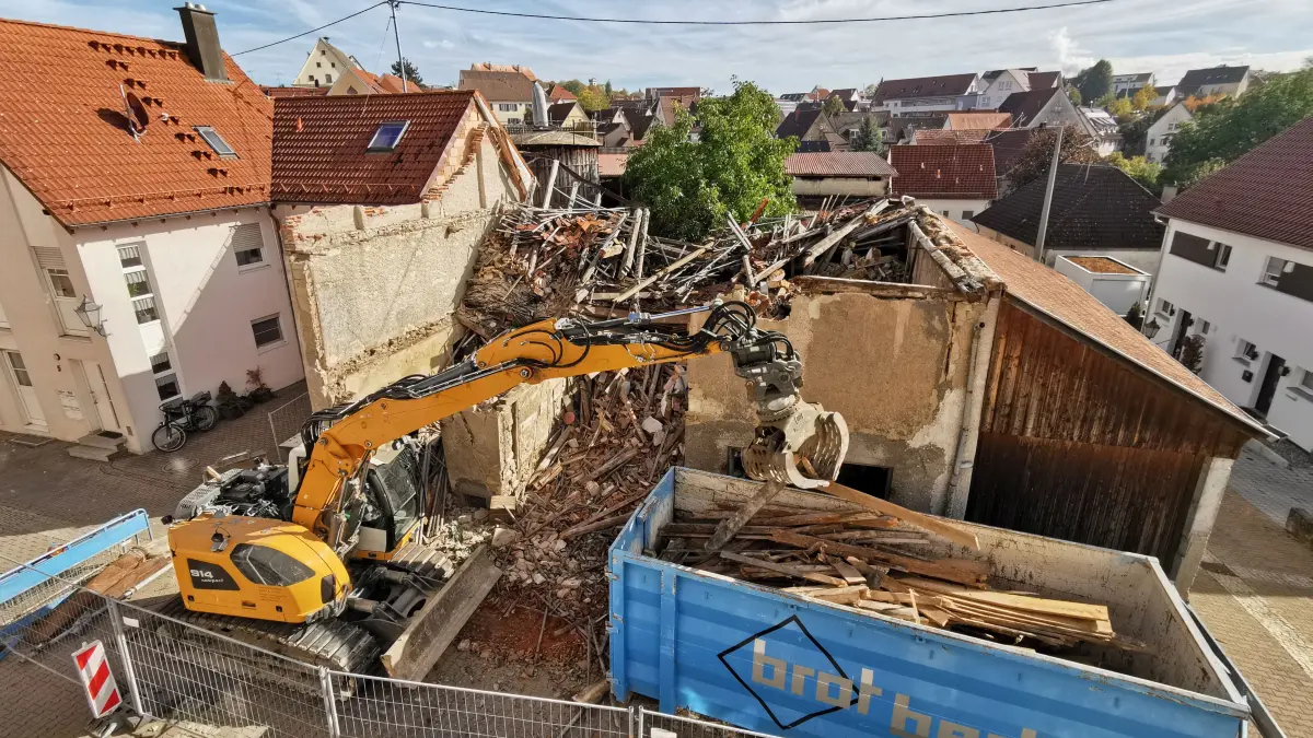 Abbrucharbeiten an der Tuchergasse: Der Schuppen war stark baufällig und zuletzt notgesichert.