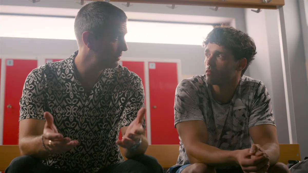 Nicks (Raphael Kalkowski) bricht vor Dragan (Florian Thunemann) zusammen.