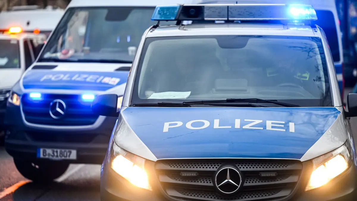 Mann mit Waffe in Hosenbund festgenommen: ARCHIV - 04.12.2024, Berlin: Polizeiautos mit eingeschalteten Scheinwerfern und Blaulicht. (zu dpa: «20-Jähriger mit scharfer Waffe im Hosenbund festgenommen») Foto: Jens Kalaene/dpa +++ dpa-Bildfunk +++