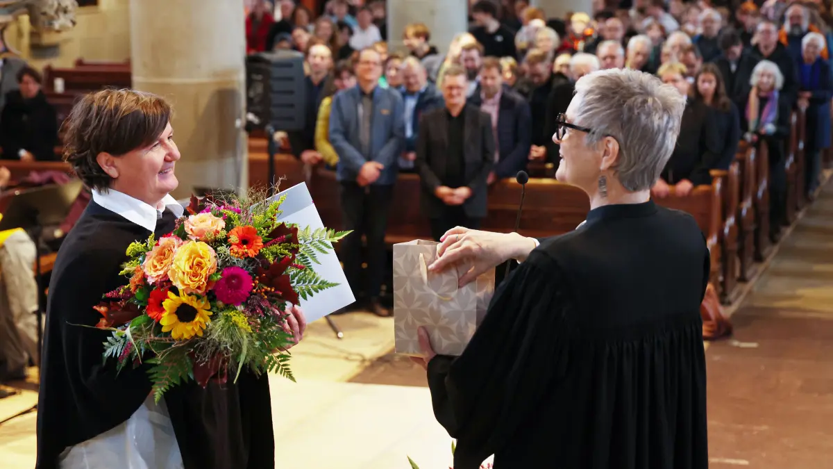 Neue Schulleiterin des Evangelischen Schulzentrums Michelbach, Elisabeth Matthes, wird mit einem feierlich Gottesdienst in St. Michael in Schwäbisch Hall in ihr Amt als Oberstudiendirektorin in Kirchendienst eingesetzt. Sie ist als Nachfolgerin von Ralph Gruber für den gymnasialen Zug zuständig