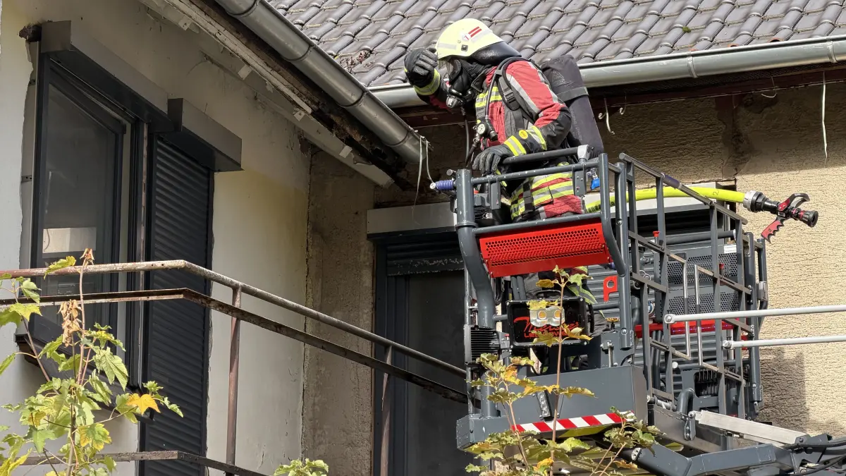 Auch die Drehleiter kommt während des Brandes an der Runkellenstraße zum Einsatz.