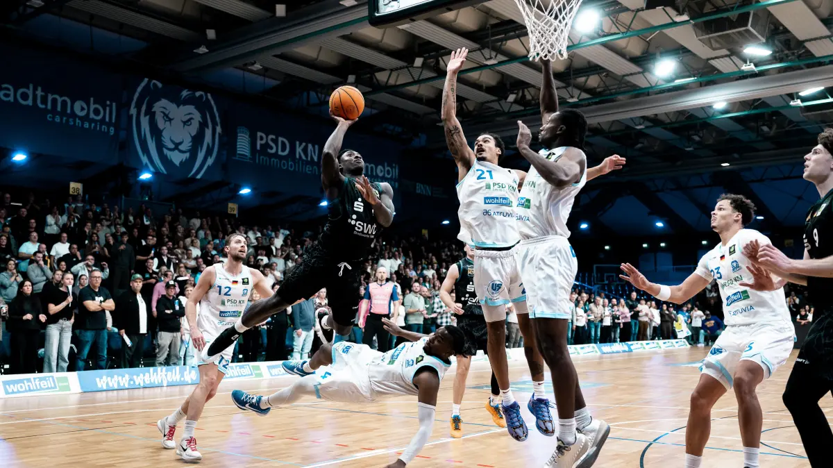 GER, PS Karlsruhe LIONS vs. Tigers Tuebingen, Basketball, ProA, 6. Spieltag, Spielzeit 2026/2027, 24.10.2026: Jesse Ani (Tigers Tuebingen, #14), Isaiah Hart (PS Karlsruhe LIONS, #4),
GER, PS Karlsruhe LIONS vs. Tigers Tuebingen, Basketball, ProA, 6. Spieltag, Spielzeit 2026/2027, 24.10.2026
Foto: Eibner-Pressefoto/Stefan Mayer