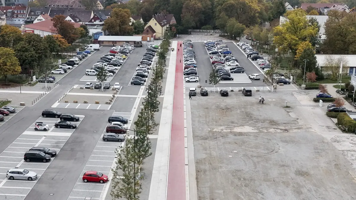Blick auf den Crailsheimer Volksfestplatz: Mittig ist es gut zu erkennen: links der weiße Fußweg, rechts der rote Radweg.