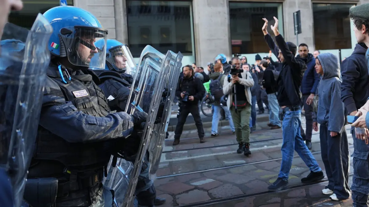 Proteste in Italien: 24.10.2026, Italien, Mailand: Menschen marschieren durch die Straßen von Mailand, um gegen die steigenden Lebenshaltungskosten und die Verschlechterung der öffentlichen Dienstleistungen zu protestieren. Dies ist eine von mehreren Demonstrationen in Italien, die von Gruppen aus dem gesamten politischen Spektrum organisiert wurden. Foto: Antonio Calanni/AP/dpa +++ dpa-Bildfunk +++