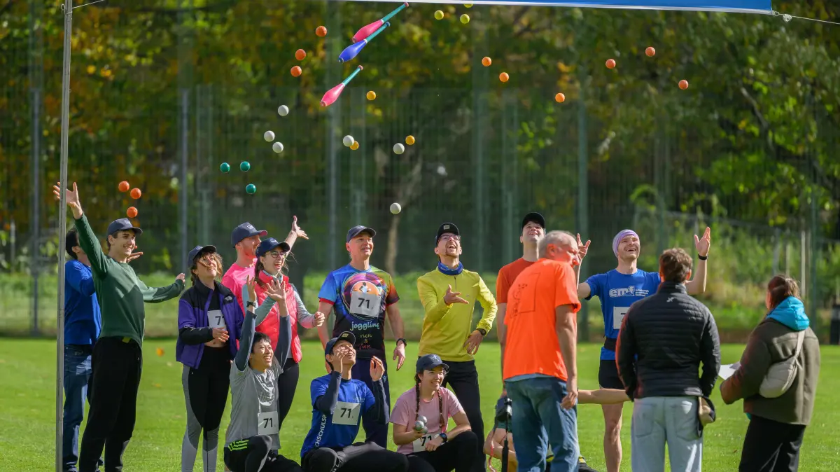100km Staffellauf 2026, Universität Tübingen: 100km Staffellauf 2026, Universität Tübingen, 24.10.2026 - Das Team "Run Juggler Run" hatte schon für das obligatorische Mannschaftsfoto eine gute Idee und lief die Staffel jonglierend
Foto: Axel Grundler
