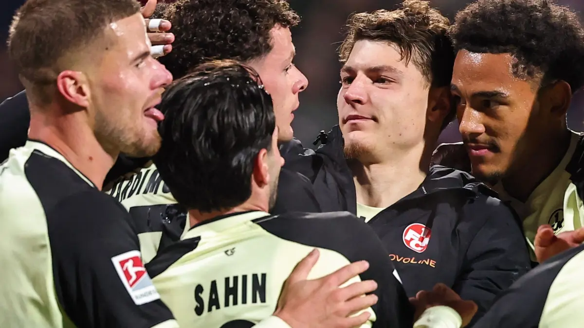 1. FC Nürnberg - 1. FC Kaiserslautern: 24.10.2026, Bayern, Nürnberg: Fußball, Männer, 2. Bundesliga, 1. FC Nürnberg - 1. FC Kaiserslautern, 9. Spieltag im Max-Morlock-Stadion. Erencan Yardimci (3.v.l., 1. FC Kaiserslautern) jubelt mit seinen Kollegen über seinen Treffer zum 0:1. Foto: Daniel Karmann/dpa +++ dpa-Bildfunk +++