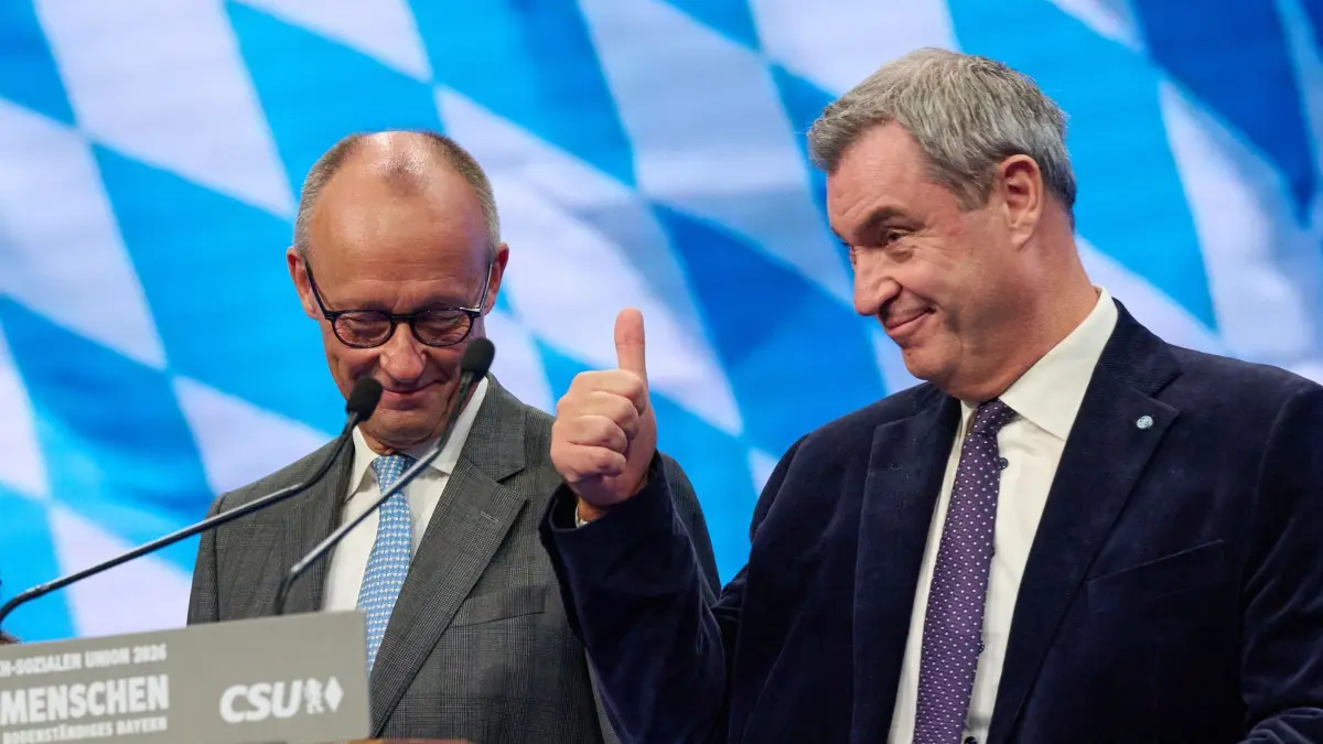 CSU-Parteitag: Der CDU-Vorsitzender und Bundeskanzler Friedrich Merz (l), und Markus Söder (r), CSU-Vorsitzender, stehen zum Abschluss des CSU-Parteitag zusammen auf der Bühne (zu dpa: «Die große Ilse-Aigner-Show»)