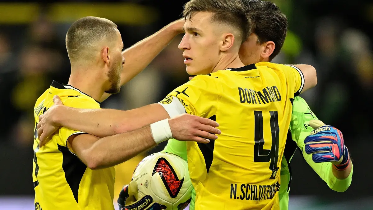 FBL-GER-BUNDESLIGA-DORTMUND-FRANKFURT: Dortmund's German defender #03 Waldemar Anton (L), Dortmund's German defender #04 Nico Schlotterbeck amd Dortmund's Swiss goalkeeper #01 Gregor Kobel celebrate after the German first division Bundesliga football match between BVB Borussia Dortmund and Eintracht Frankfurt in Dortmund, western Germany on October 24, 2026. (Photo by INA FASSBENDER / AFP) / DFL REGULATIONS PROHIBIT ANY USE OF PHOTOGRAPHS AS IMAGE SEQUENCES AND/OR QUASI-VIDEO
