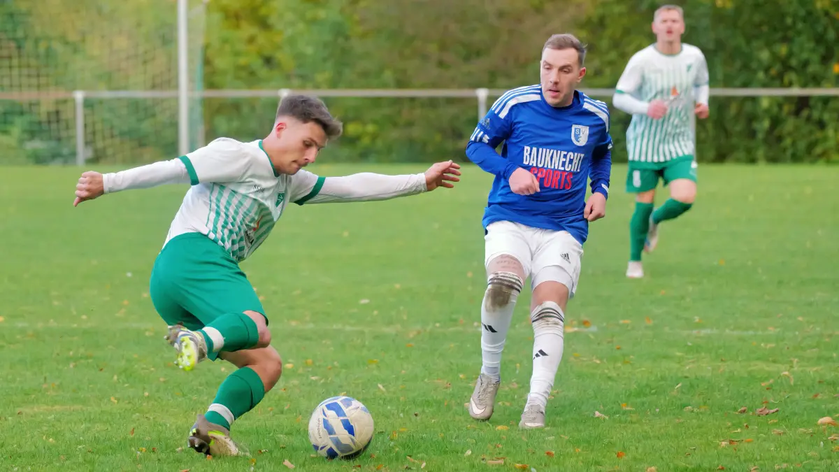 SV Hülben - SV Zainingen, Fußball Kreisliga A1, 24.10.2026: v.l. Marko Habermeier (SV Huelben, #2), David Goetz (SV Zainingen, #7)
SV Hülben - SV Zainingen. Hülben, Baden-Württemberg, Deutschland, 24.10.2026. Fußball, Herren Kreisliga A1, Saison 2026/2027, auf dem Sportplatz 1 Hülben, Rietenlaustraße. For editorial use only. Foto: Eibner-Pressefoto/Eky Eibner.