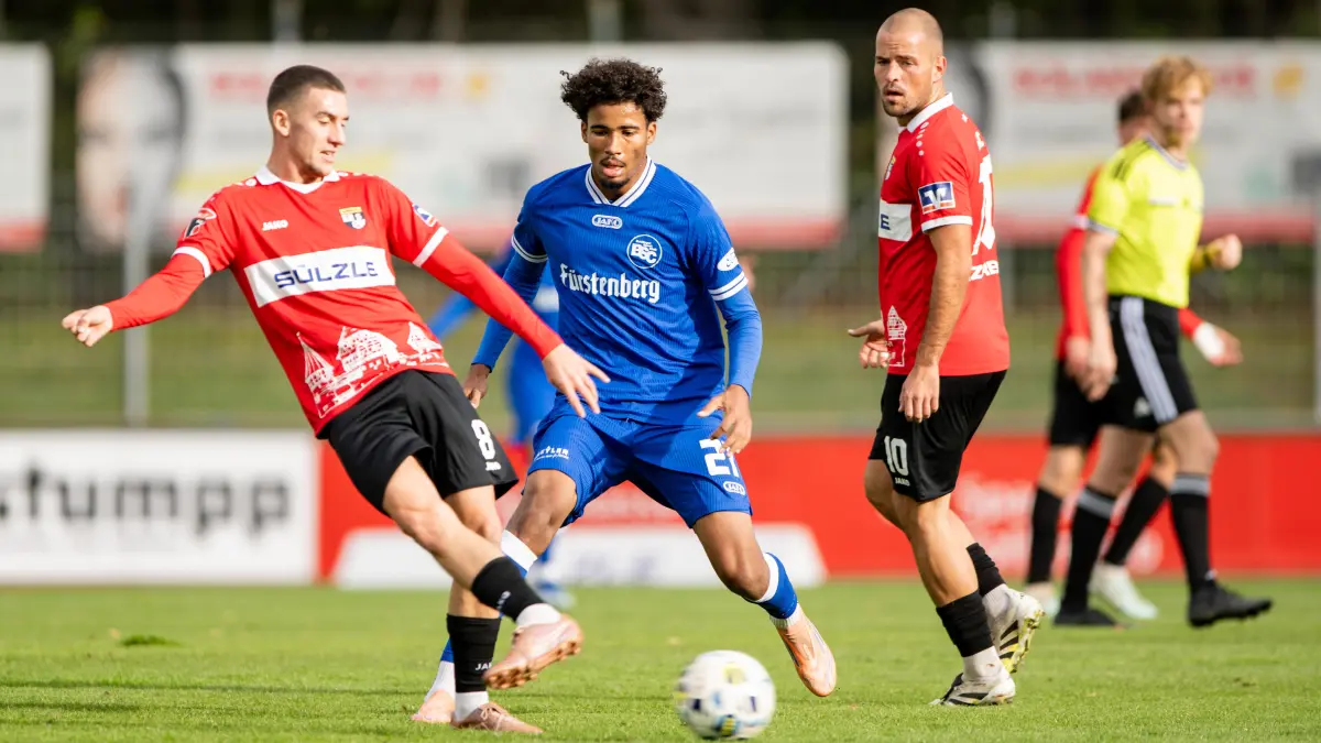 TSG Balingen vs. Bahlinger SC, Fussball, Oberliga Baden Wuerttemberg, 13. Spieltag, Saison 2026/2027, 24.10.2026,: Ferdinand Schmidt (TSG Balingen, #08), links gegen Julde Riggenmann, (Bahlinger SC, #21), und Ivo Colic (TSG Balingen, #10),
TSG Balingen vs. Bahlinger SC, Fussball, Oberliga Baden Wuerttemberg, 13. Spieltag, Saison 2026/2027, 24.10.2026,
Eibner-Pressefoto/Andreas Ulmer
