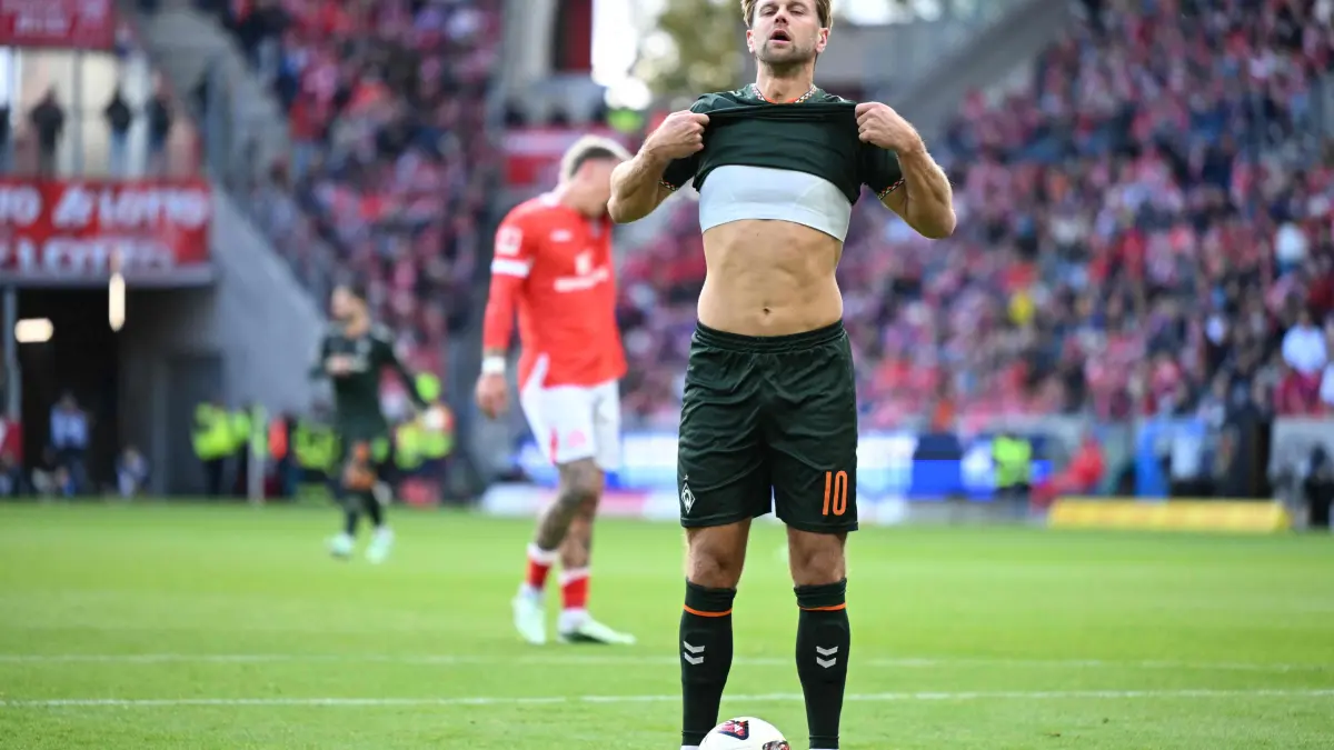 FBL-GER-BUNDESLIGA-MAINZ-BREMEN: Bremen's German forward #10 Niclas Fuellkrug prepares to shoot the second penalty during the German first division Bundesliga football match between Mainz 05 and Werder Bremen in Mainz on October 24, 2026. (Photo by Kirill KUDRYAVTSEV / AFP) / DFL REGULATIONS PROHIBIT ANY USE OF PHOTOGRAPHS AS IMAGE SEQUENCES AND/OR QUASI-VIDEO