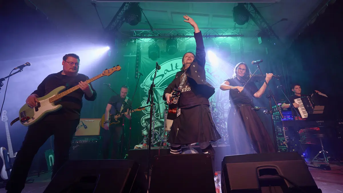 Nach dem großen Erfolg von 2025 folgte nun die zweite Auflage der Southern Celtic Night im MieV. Der Geislinger MieV verwandelte sich mit drei Live-Künstlern, Guinness vom Fass, Cider, Kilkennys und Pub Food zum Irish Pub. Die passende Irish und Celtic Music kam von Thorsten Frahling aus Emsdetten, der Headliner Salt n´ Tales aus Nordhessen sowie zum Abschluss Trinity aus Göppingen. Organisiert wurde die Veranstaltung von Penguin Concerts in Zusammenarbeit mit der Musikerinitiative Geislingen e.V.. Im Bild: Salt n´ Tales aus Nordhessen.