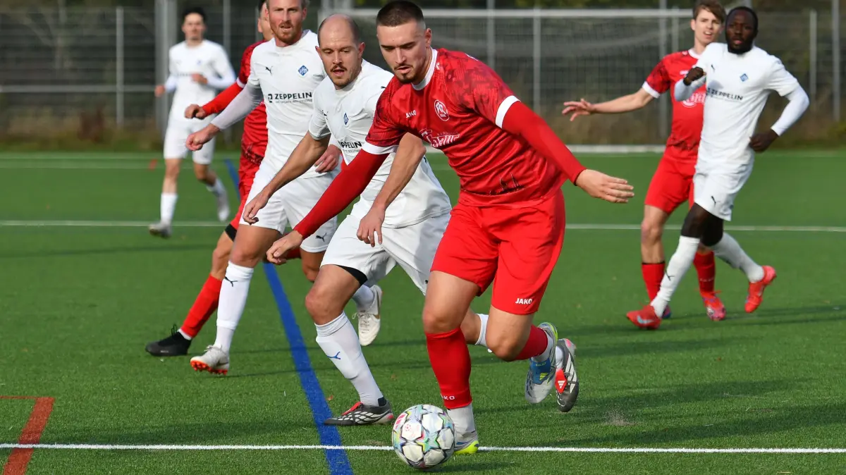 FC Rottenburg vs. VfB Friedrichshafen, Fussball, Verbandsliga Wuerttemberg, 11. Spieltag, Saison 2026/2027, 24.10.2026: Christian Mijatovic (FC Rottenburg, #31), dahinter Michael Staudacher (VfB Friedrichshafen, #02)
FC Rottenburg vs. VfB Friedrichshafen, Fussball, Verbandsliga Wuerttemberg, 11. Spieltag, Saison 2026/2027, 24.10.2026,
Foto: Eibner-Pressefoto/Ralph Kunze