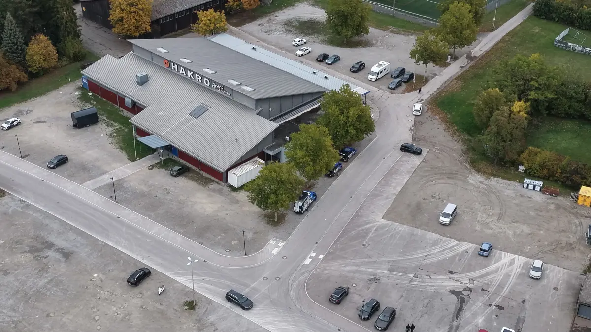 Am anderen Ende bei der Hakro-Arena wird ab jetzt entlang der Mittelachse weitergearbeitet.