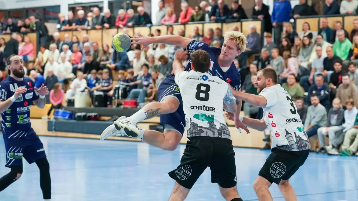 TSV Heiningen - VfL Waiblingen Handball: TSV Heiningen - VfL Waiblingen Handball
Janick Höer (71) legt zurück auf Felix Kohnle (44)