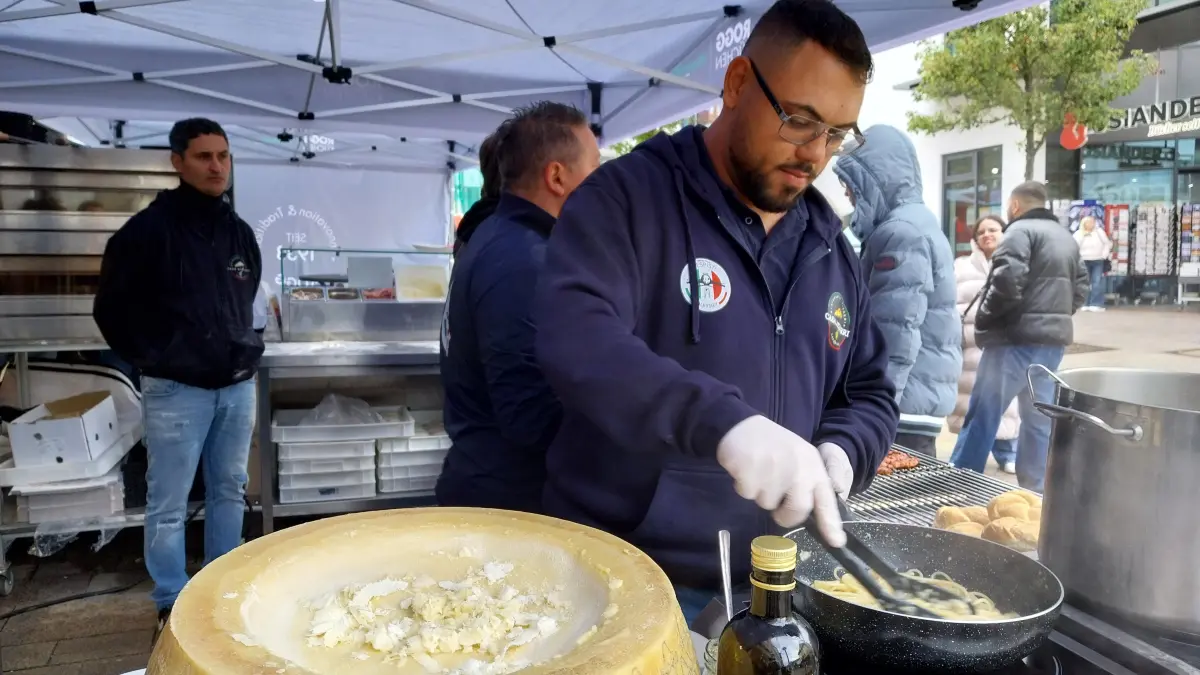 Lecker: Spaghetti im Parmesanlaib gab es am Stand von Casa Azzuri aus Tailfingen.
