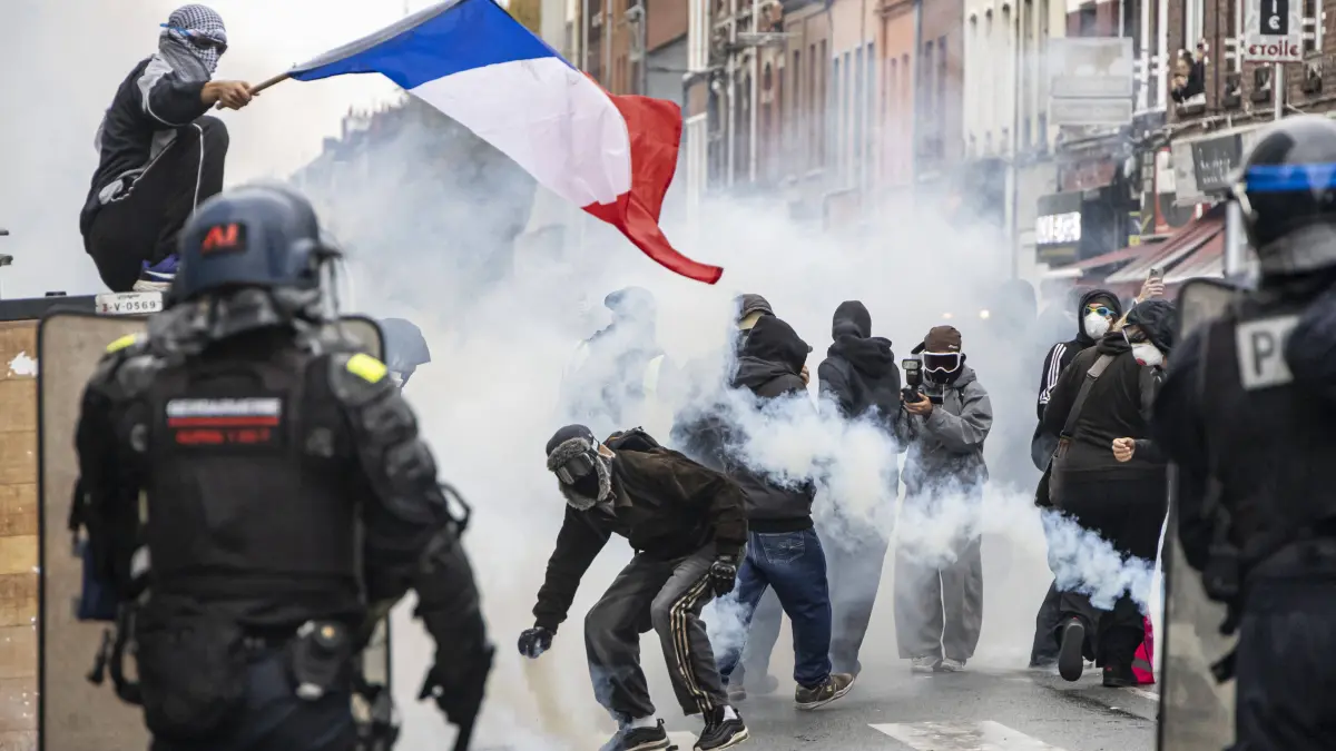 Clashes During The Yellow Vests Protest Act II - Lille: Clashes During The Yellow Vests Protest Act II - Lille Clashes during the demonstration in favor of purchasing power, the protection of public services, and fiscal and social justice, in Lille on October 24, 2026 as part of a nationwide call for mobilisation and protest bringing together former members of the Yellow Vest movement, labor unions, high school and university students. Photo by Sebastien Courdji/ABACAPRESS.COM Lille nord France PUBLICATIONxNOTxINxFRAxUK Copyright: xCourdjixSebastien/ABACAx