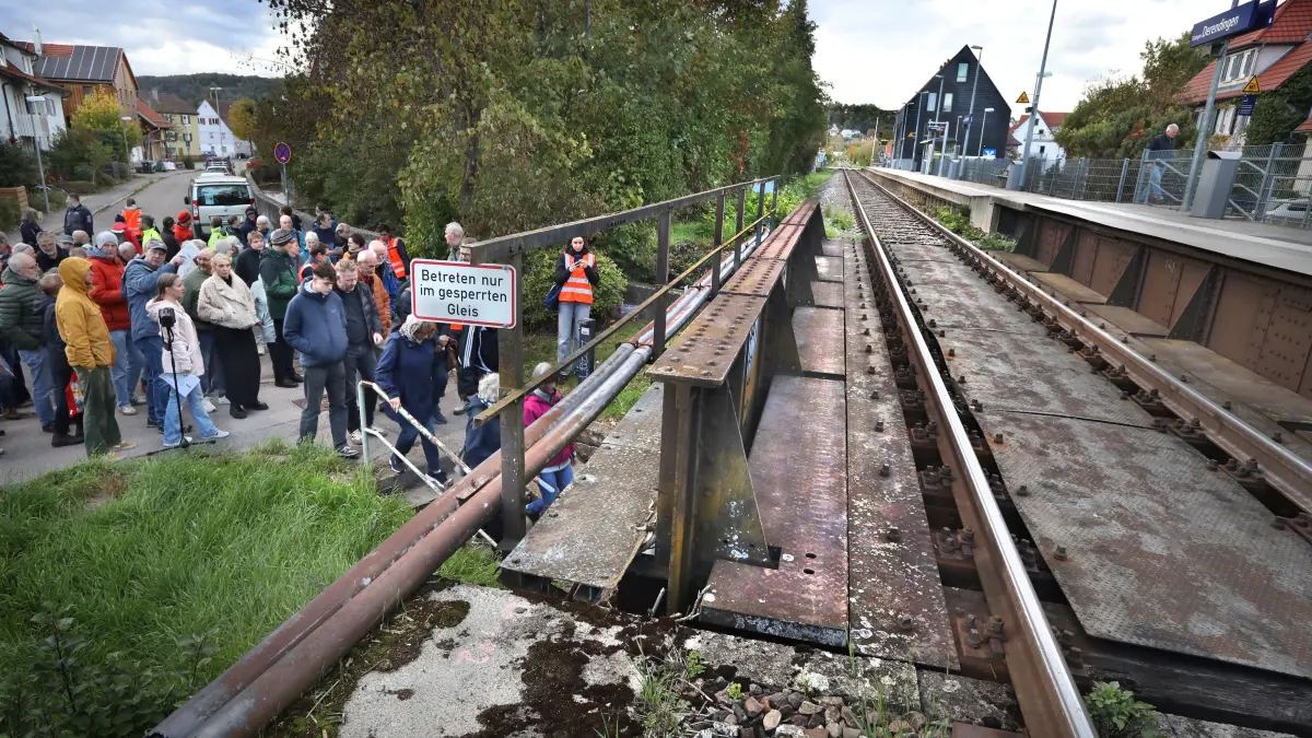 Diese Bahnbrücke in Derendingen muss abgerissen werden. Unter ihr können Fußgänger durch die Gleise. Aber die Unterführung ist eng und steil und taugt nicht als Radunterführung. Das schwarze Haus hinten rechts ist die Volksbank.