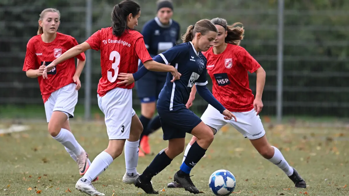 Fußball Frauen Verbandsliga, TSV Lustnau - TV Derendingen: Fußball Frauen Verbandsliga, TSV Lustnau - TV Derendingen, 25.10.2026 - Zweikampf zwischen Jana Jung (Derendingen) - rechts Leonie Dittrich (Lustnau)
Foto: Axel Grundler