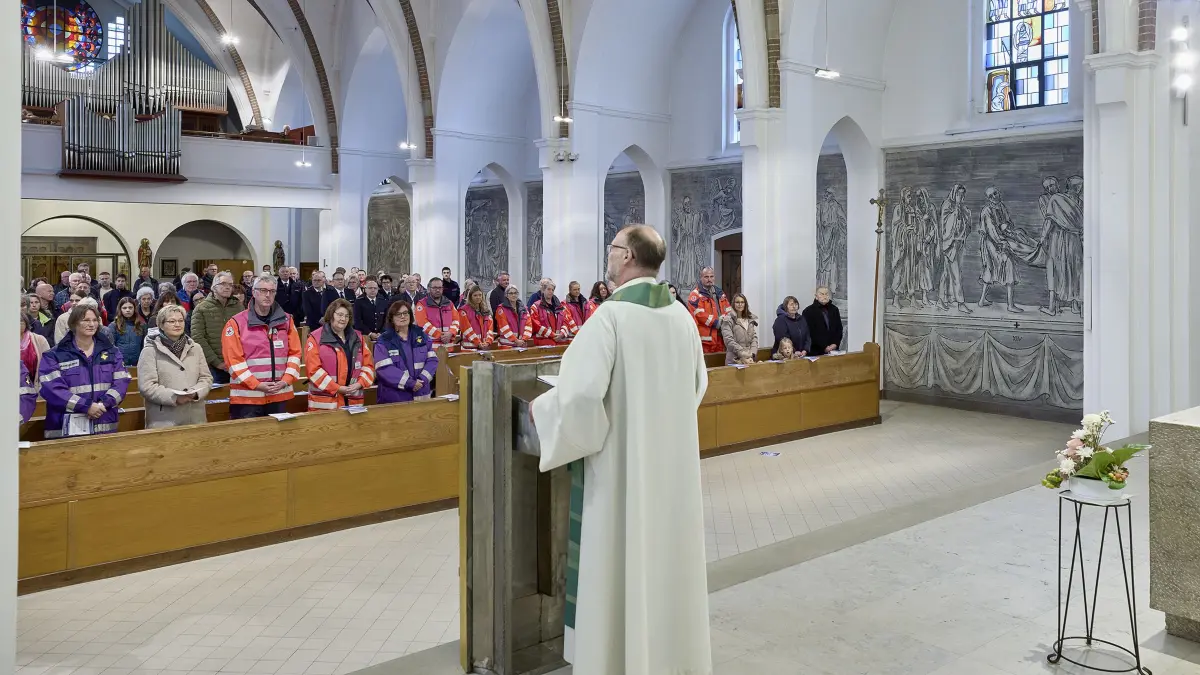 Ein Dank für die Helfer. Blaulichtgottesdienst ein Ökumenischer Gottesdienst am 25.10.2026 um 09:30 Uhr in der katholischen Kirche St. Maria in Geislingen für alle Mitarbeitenden und Freunde der Notfallseelsorge, der Hilfsorganisationen, Polizei, Rettungsdienst und Feuerwehren, Bevölkerungsschutz - ehrenamtlich und hauptamtlich. Den Gottesdienst haben Dekan Martin Ehrler, Dekan Hartmut Zweigel und Pfarrer Andreas Honegger mit Team gestaltet. Im Vordergrund Dekan Martin Ehrler.