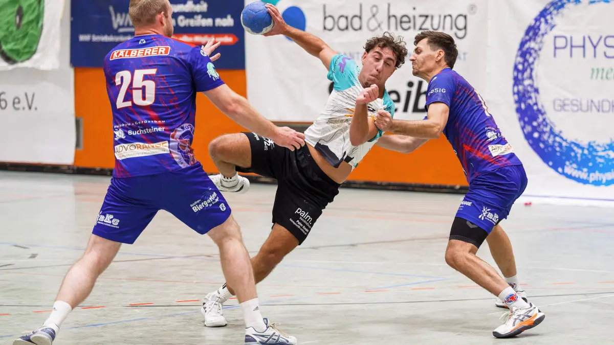 Handball Landesliga: Handball Landesliga; TG Geislingen - KuGiS Handball;
Paul Dubrowitsch (SG KuGi, #25),Giacomo Mastro (TG Geislingen, #22) und Nick Scibik (SG KuGi, #14);
24.10.2026; Michelberghalle, Geislingen.
Foto: Thomas Madel