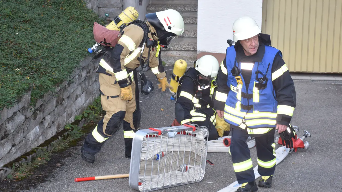 Mehrere Menschen mussten die Mühlener Feuerwehrleute bei ihrer Übung aus einem brennenden Gebäude retten.
