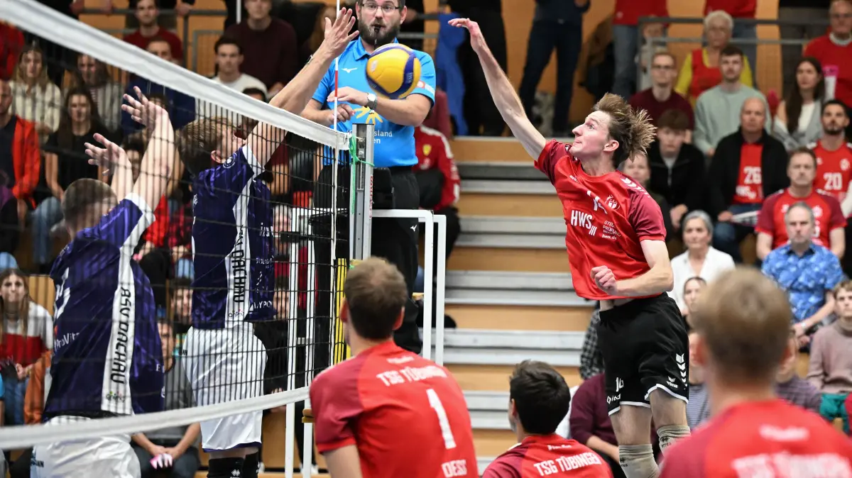 Volleyball DVV-Pokal Achtelfinale, TSG Tübingen - ASV Dachau: Volleyball DVV-Pokal Achtelfinale, TSG Tübingen - ASV Dachau, 25.10.2026 - Kai Wolf (rechts, TSG Tübingen) schlägt
Foto: Axel Grundler