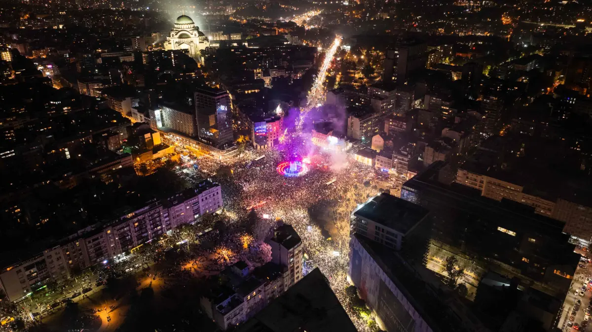 SERBIA-POLITICS-VOTE-ELECTION: An aerial photo shows supporters of the Students’ List gather at the Slavija square as they celebrate their victory in the Serbian parliamentary elections, in Belgrade on October 25, 2026. Voters cast ballots in record numbers on October 25, 2026, with the country recording its highest parliamentary election turnout in more than three decades. Celebrations erupted on the streets of the capital; passing cars honked their horns as crowds began to party at the news that Serbia's ruling party had lost parliamentary snap elections. (Photo by DJORDJE KOSTIC / AFP)
